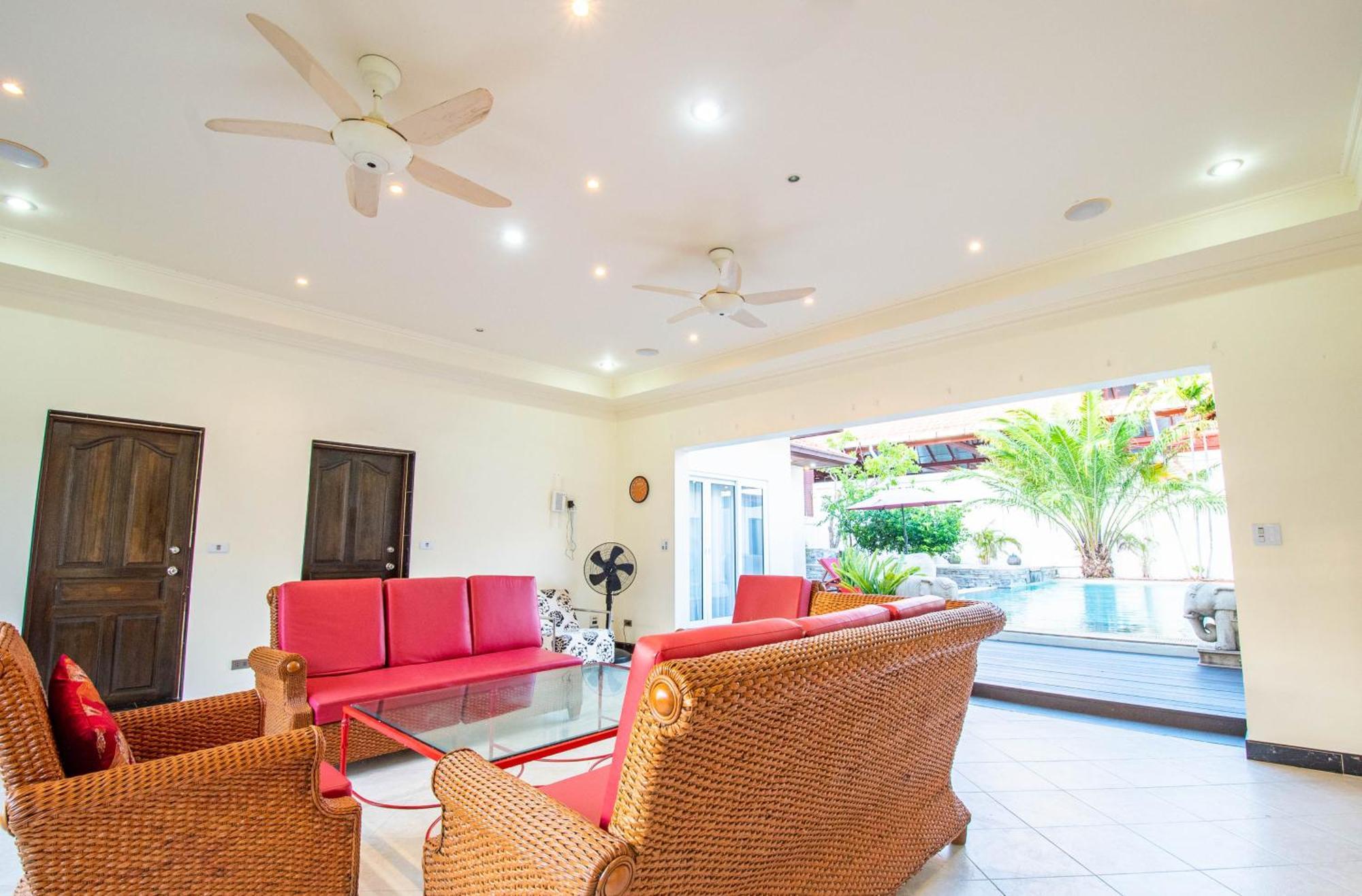 Seaside 2 Pools,beach@50m Pattaya